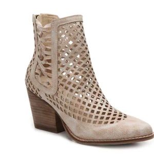 Coconut Mosey Women’s booties size 7.5